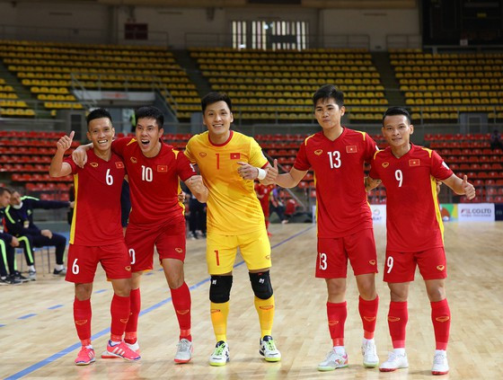 Thủ môn Hồ Văn Ý và Thịnh Phát (số 10) tỏa sáng trong chiến thắng của futsal Việt Nam trước Myanmar. ẢNH: ANH TRẦN Thủ môn Hồ Văn Ý và Thịnh Phát (số 10) tỏa sáng trong chiến thắng của futsal Việt Nam trước Myanmar. ẢNH: ANH TRẦN