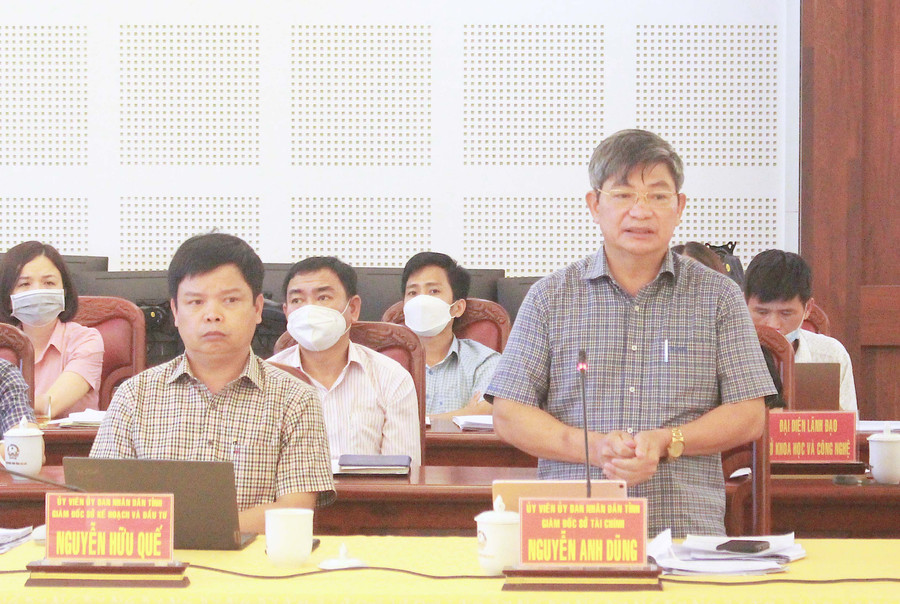 heo Giám đốc Sở Tài chính Nguyễn Anh Dũng, thu ngân sách trên địa bàn tỉnh 4 tháng đầu năm giảm so với cùng kỳ năm trước là do hụt thu từ tiền sử dụng đất và thuế hải quan. Ảnh: Mộc Trà