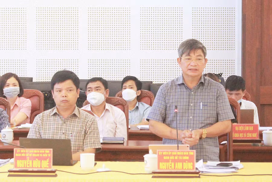 heo Giám đốc Sở Tài chính Nguyễn Anh Dũng, thu ngân sách trên địa bàn tỉnh 4 tháng đầu năm giảm so với cùng kỳ năm trước là do hụt thu từ tiền sử dụng đất và thuế hải quan. Ảnh: Mộc Trà