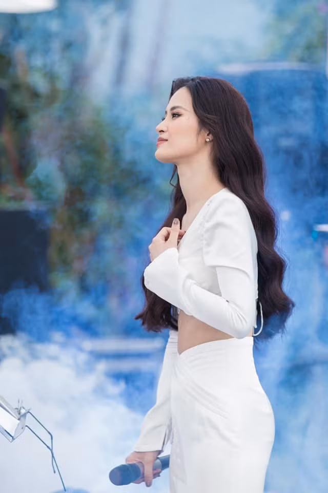 Trước những thắc mắc của người hâm mộ, công ty quản lý của bà xã Ông Cao Thắng cũng xác nhận đây là một dự án đánh dấu sự trở lại của Đông Nhi sau 3 năm tập trung chăm sóc cho tổ ấm nhỏ của mình. Ảnh: FBNV