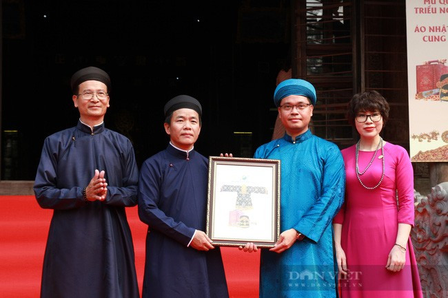 Ngày 17/4, tỉnh Thừa Thiên Huế đã tổ chức tiếp nhận và trưng bày 2 cổ vật triều Nguyễn đấu giá thành công ở nước ngoài do Công ty Cổ phần Tập đoàn Sunshine hiến tặng. Các cổ vật này gồm mũ quan đại thần và áo Nhật Bình cung tần triều Nguyễn. Ngày 17/4, tỉnh Thừa Thiên Huế đã tổ chức tiếp nhận và trưng bày 2 cổ vật triều Nguyễn đấu giá thành công ở nước ngoài do Công ty Cổ phần Tập đoàn Sunshine hiến tặng. Các cổ vật này gồm mũ quan đại thần và áo Nhật Bình cung tần triều Nguyễn.