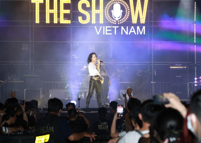 Các rocker mang đến bầu không khí cuồng nhiệt cho khán giả qua từng ca khúc thể hiện.