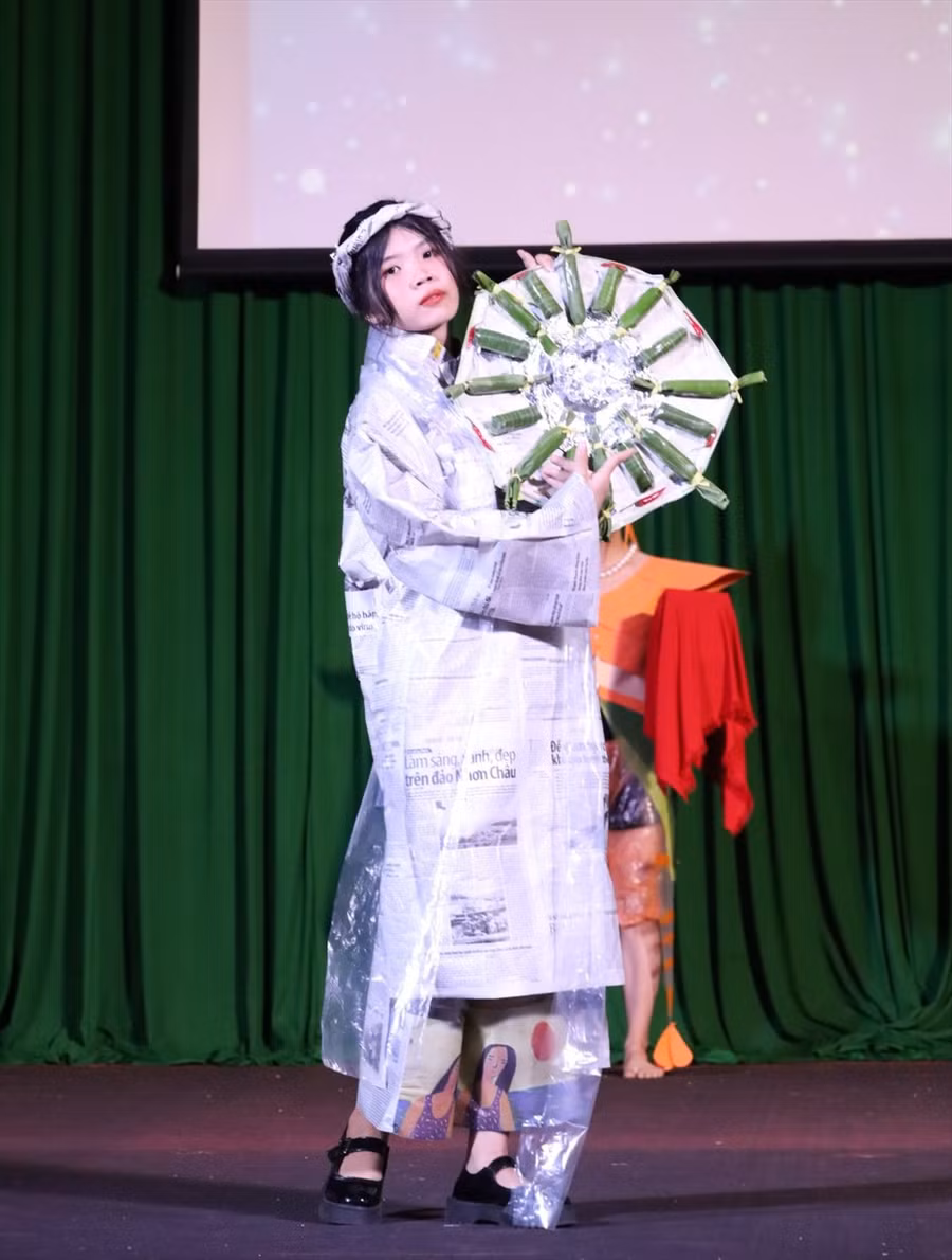 Một vài trang phục được thiết kế từ giấy báo, giấy công nghiệp đã qua sử dụng. Đây là loại chất liệu khá phổ biến trong ngành thiết kế thời trang, đặc biệt là thời trang tái chế. Song, xử lí chất thải từ giấy đối với thời trang nói riêng và môi trường nói chung vẫn còn là vấn đề nan giải.