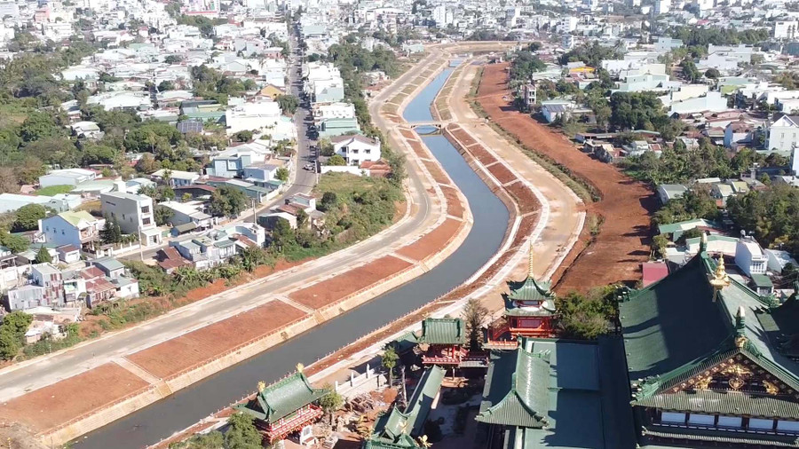 Các vận động viên sẽ tranh tài trên đường chạy là khu vực bờ kè suối Hội Phú. Ảnh: Văn Ngọc