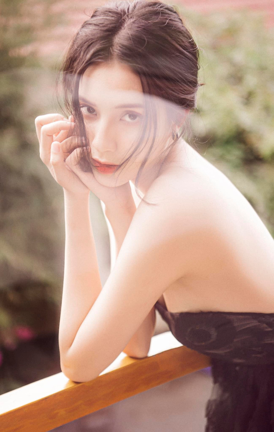 Người đẹp sinh năm 1998 trở lại đóng phim sau ồn ào tình cảm. Ảnh FBNV