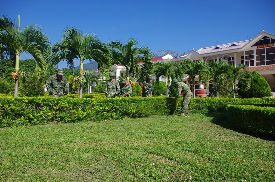 Cán bộ, chiến sĩ Sư đoàn 320 (Quân đoàn 3) chăm sóc cây cảnh. Ảnh: Vĩnh Hoàng Cán bộ, chiến sĩ Sư đoàn 320 (Quân đoàn 3) chăm sóc cây cảnh. Ảnh: Vĩnh Hoàng