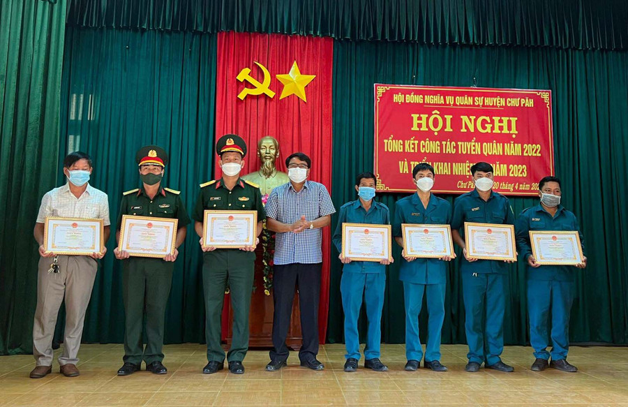 Đồng chí Nay Kiên-Phó Bí thư Huyện uỷ, Chủ tịch UBND huyện, Chủ tịch Hội đồng nghĩa vụ quân sự huyện tặng giấy khen cho các tập thể có nhiều thành tích trong công tác tuyển quân năm 2022. Ảnh: Hữu Phong