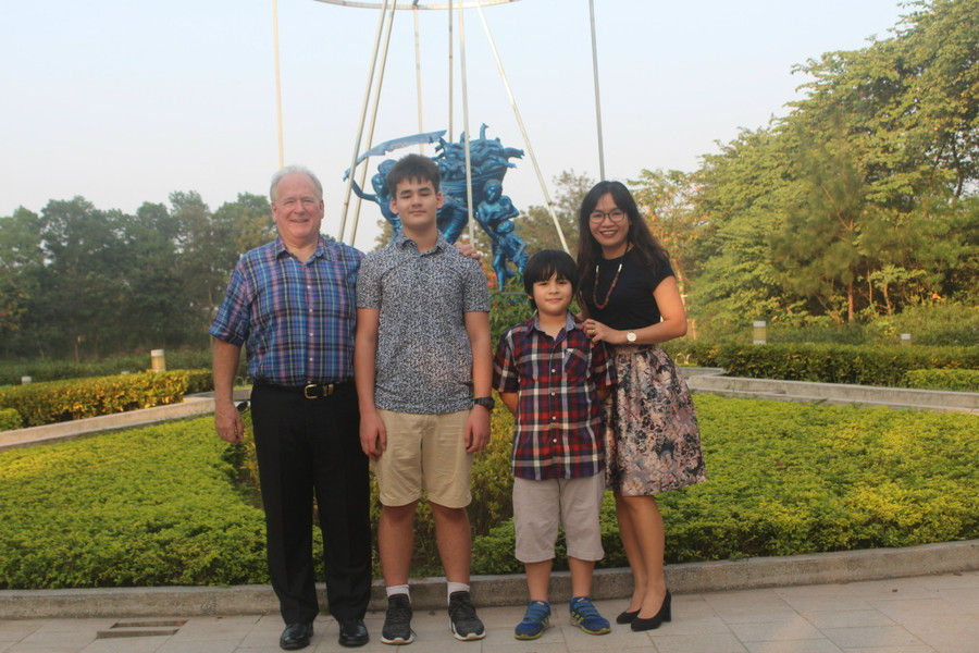 Ảnh Tiến sĩ Timothy Edward McGrath chụp cùng gia đình năm 2019. 