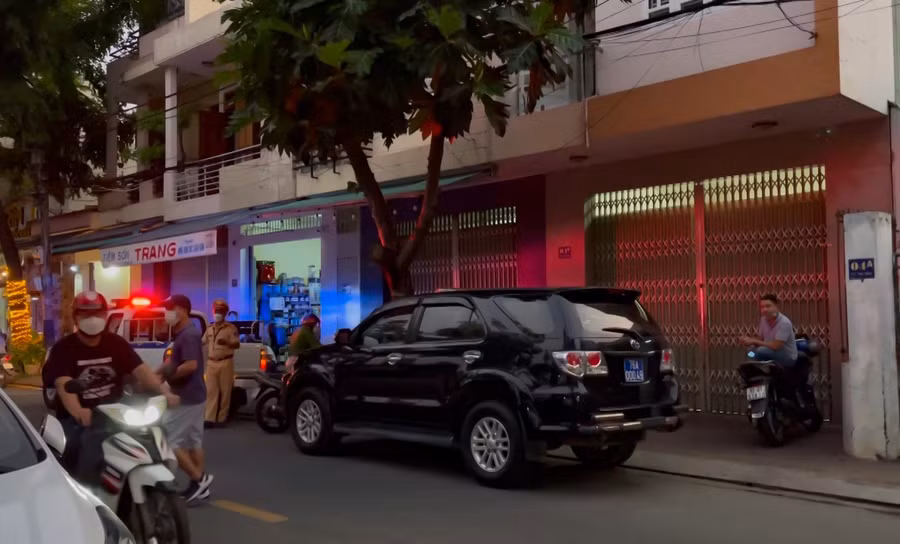  Lực lượng chức năng đang làm việc tại số nhà 04A, đường Võ Thị Sáu, P.Chánh Lộ. TP.Quảng Ngãi. Ảnh: Hải Phong