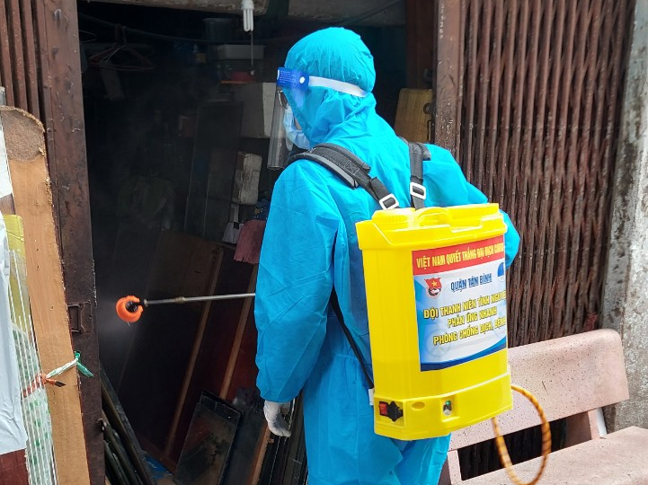 Trong dịch bệnh, anh Phong đã không ngại khó, ngại khổ, xa nhà hơn 3 tháng để tham gia phòng chống dịch bệnh. Ảnh: NVCC