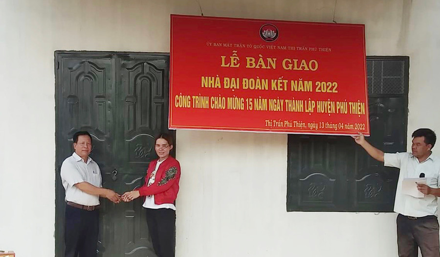 Đại diện Ủy ban MTTQ Việt Nam thị trấn Phú Thiện bàn giao nhà cho gia đình ông Nguyễn Lâm Phương Bình. Ảnh: Vũ Chi  Đại diện Ủy ban MTTQ Việt Nam thị trấn Phú Thiện bàn giao nhà cho đại diện gia đình ông Nguyễn Lâm Phương Bình. Ảnh: Vũ Chi