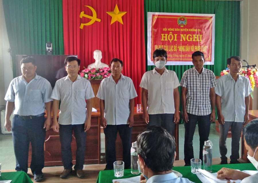 Ra mắt Câu lạc bộ "Nông dân với pháp luật" tại xã Krông Năng ảnh 1 Ban Chủ nhiệm ra mắt. Ảnh: Nguyễn Chi