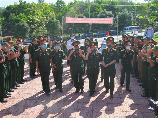 Trung tướng Nguyễn Quốc Thước và Trung tướng Khuất Duy Tiến cùng các đồng đội trở lại chiến trường xưa. (Ảnh: Dư Toán/TTXVN)