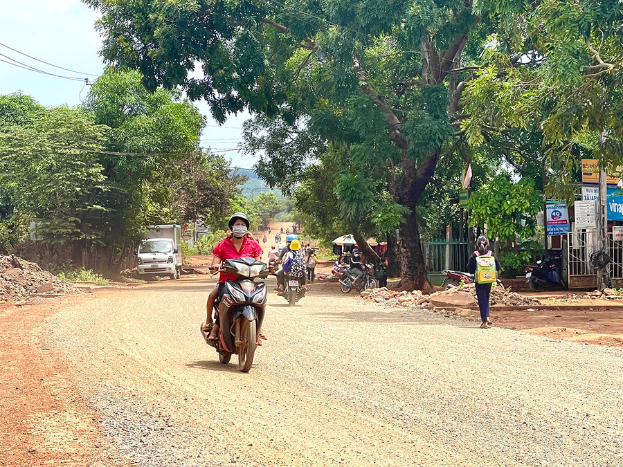 Thời gian qua, huyện Đức Cơ đã ưu tiên nhiều nguồn lực đầu tư hoàn thiện các tuyến đường giao thông khu vực nông thôn góp phần nâng cao đời sống của nhân dân. Ảnh: Minh Nguyễn