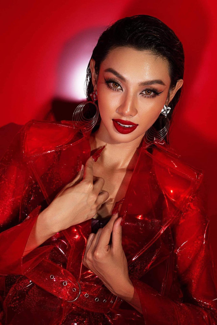 Hoa hậu Thuỳ Tiên cá tính, sắc sảo trong hình ảnh mới.