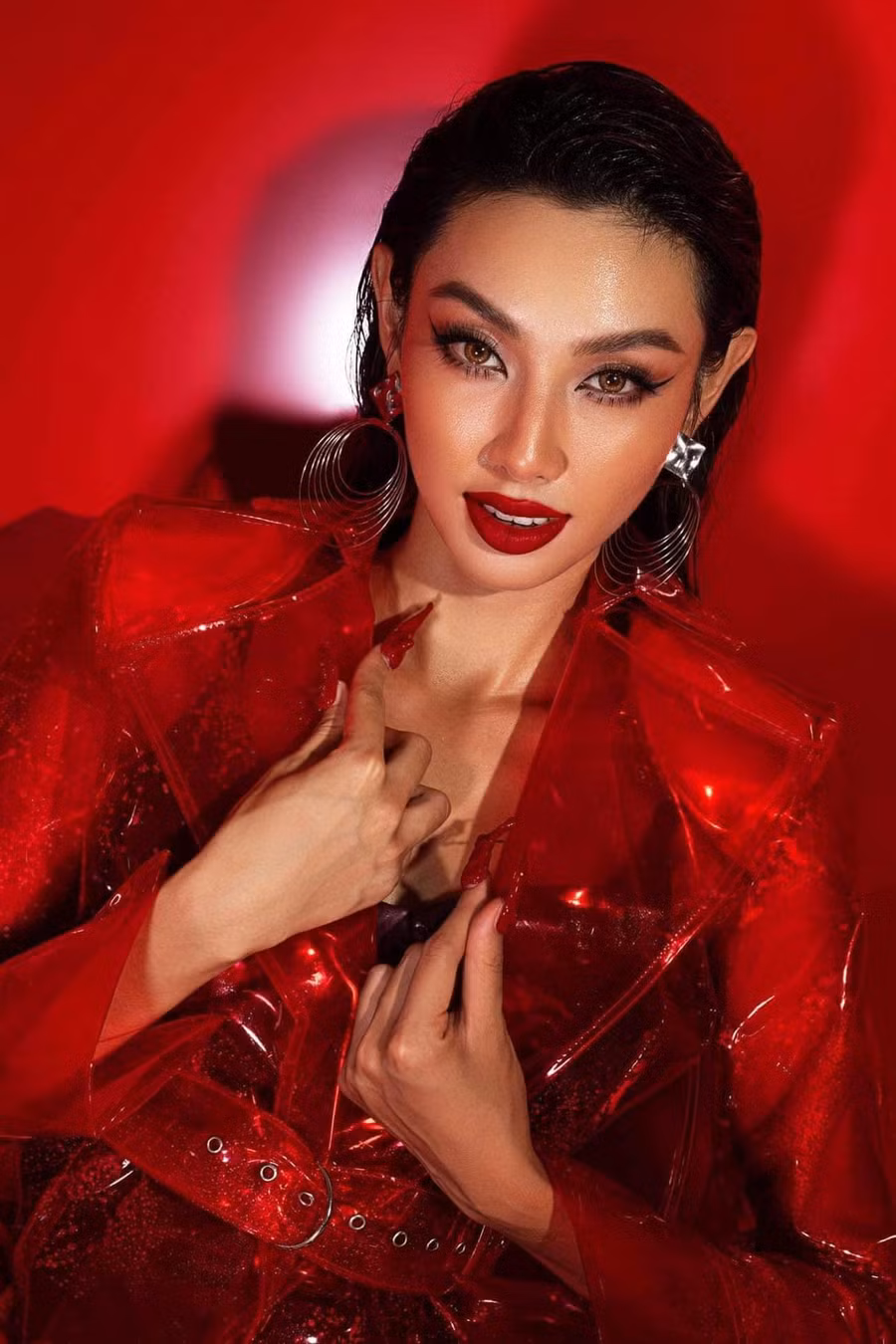 Hoa hậu Thuỳ Tiên cá tính, sắc sảo trong hình ảnh mới.