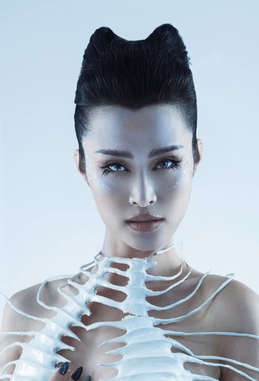 Còn nhớ, khi Đông Nhi chuyển từ phong cách ngọt ngào, dễ thương sang hình ảnh quyến rũ, sang trọng, nữ ca sĩ đã phải hứng chịu rất nhiều ý kiến trái chiều. Từ phong cách thời trang đến giọng hát của cô đều trở thành đề tài bán tán trên các diễn đàn. Tuy nhiên, sau nhiều năm kiên trì, Đông Nhi dần lấy lại được tình yêu thương của người hâm mộ cũng như chinh phục được những khán giả khó tính. Ảnh: FBNV