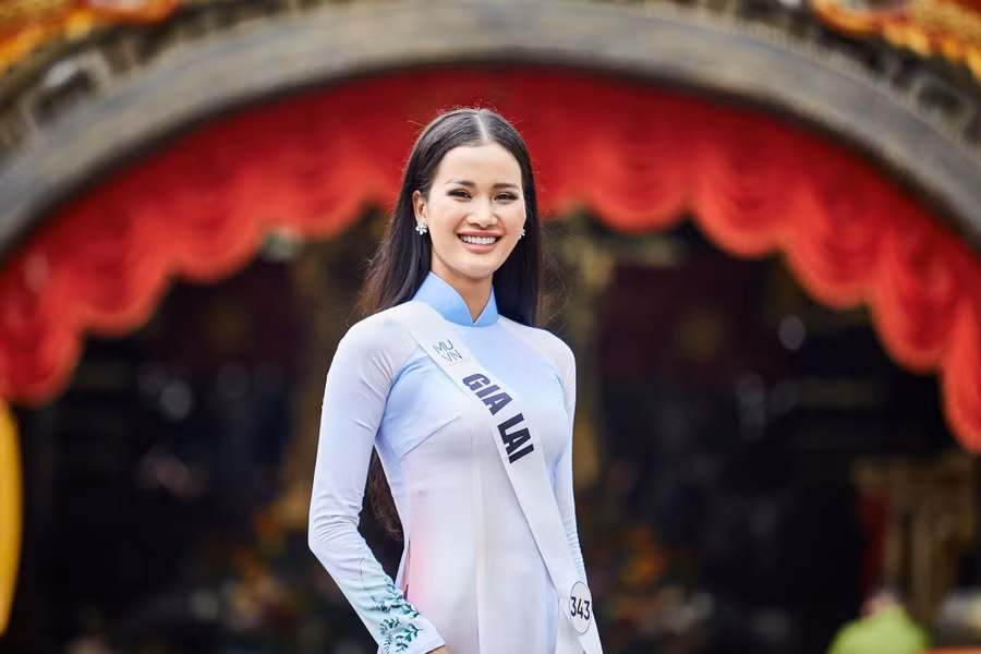  Thí sinh Nguyễn Thị Hương Ly (SBD 343) từng gây ấn tượng với 3 lần tham gia cuộc thi Hoa hậu Hoàn vũ Việt Nam 2022. Với danh hiệu Top 5 Hoa hậu Hoàn Vũ Việt Nam 2019 và Quán quân Vietnam’s Next Top Model 2015, Hương Ly được coi là đối thủ 