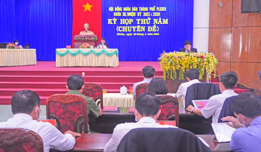 Quang cảnh kỳ họp thứ 5 HĐND TP. Pleiku khóa XII (nhiệm kỳ 2021-2026). Ảnh: Thiên Di
