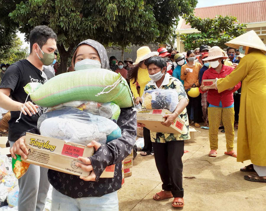 Đoàn tặng quà cho đồng bào dân tộc thiểu số nghèo, khó khăn tại xã Ia Tiêm (huyện Chư Sê). Ảnh: Hồng Ngọc Tặng quà cho đồng bào dân tộc thiểu số nghèo, khó khăn xã Ia Tiêm, huyện Chư Sê. Ảnh: Hồng Ngọc