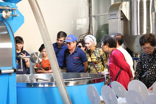 Du khách tìm hiểu về quy trình chế biến cà phê tại TP Buôn Ma Thuột