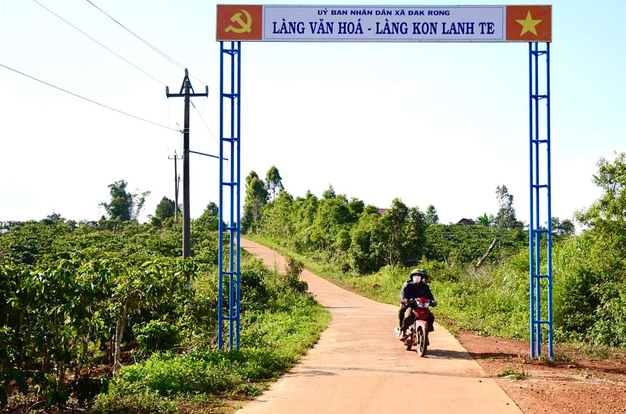 Đến nay, đường trục xã Đak Rong đã bê tông hóa 100%, đảm bảo cho người dân đi lại thuận tiện. Ảnh: Minh Nguyễn