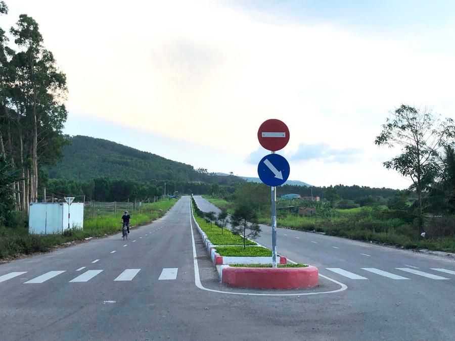 Đường Tôn Đức Thắng (phường An Tân, thị xã An Khê) hoàn thành và đưa vào sử dụng năm 2018 nhưng chưa có điện chiếu sáng. Ảnh: An Phát