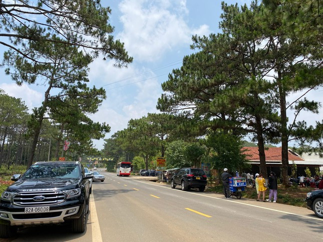 Xe ô tô nối dài trên đường dẫn lên trung tâm thị trấn Măng Đen. Lượng du khách tăng vọt, các khách sạn, homestay ở Măng Đen những ngày này "cháy phòng". Xe ô tô nối dài trên đường dẫn lên trung tâm thị trấn Măng Đen. Lượng du khách tăng vọt, các khách sạn, homestay ở Măng Đen những ngày này