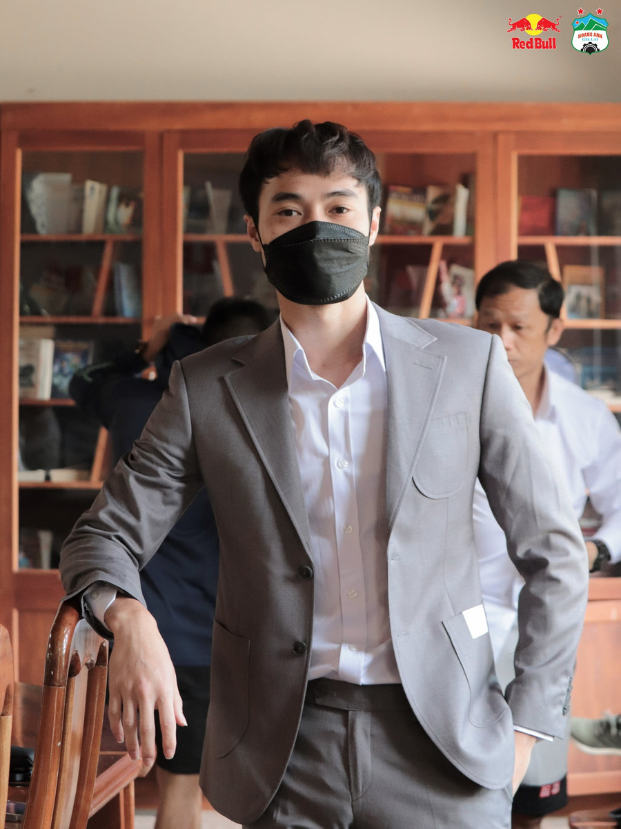  Văn Toàn cũng rất bảnh khi diện vest mới. Ảnh: HAGL FC