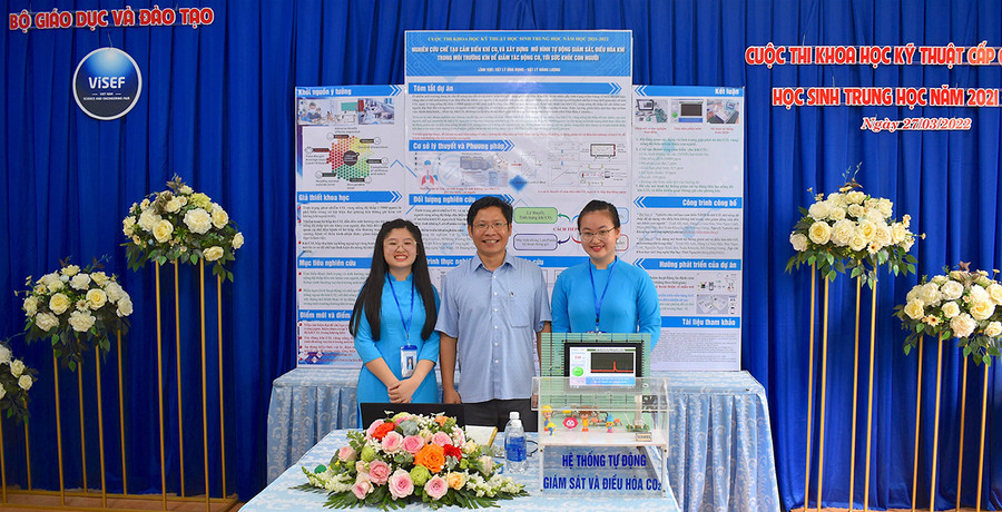 Thầy Mai Ngọc Linh cùng 2 học trò phấn khởi khi dự án đã đạt giải nhì tại Cuộc thi khoa học kỹ thuật cấp quốc gia học sinh trung học năm học 2021-2022. Ảnh: Mộc Trà