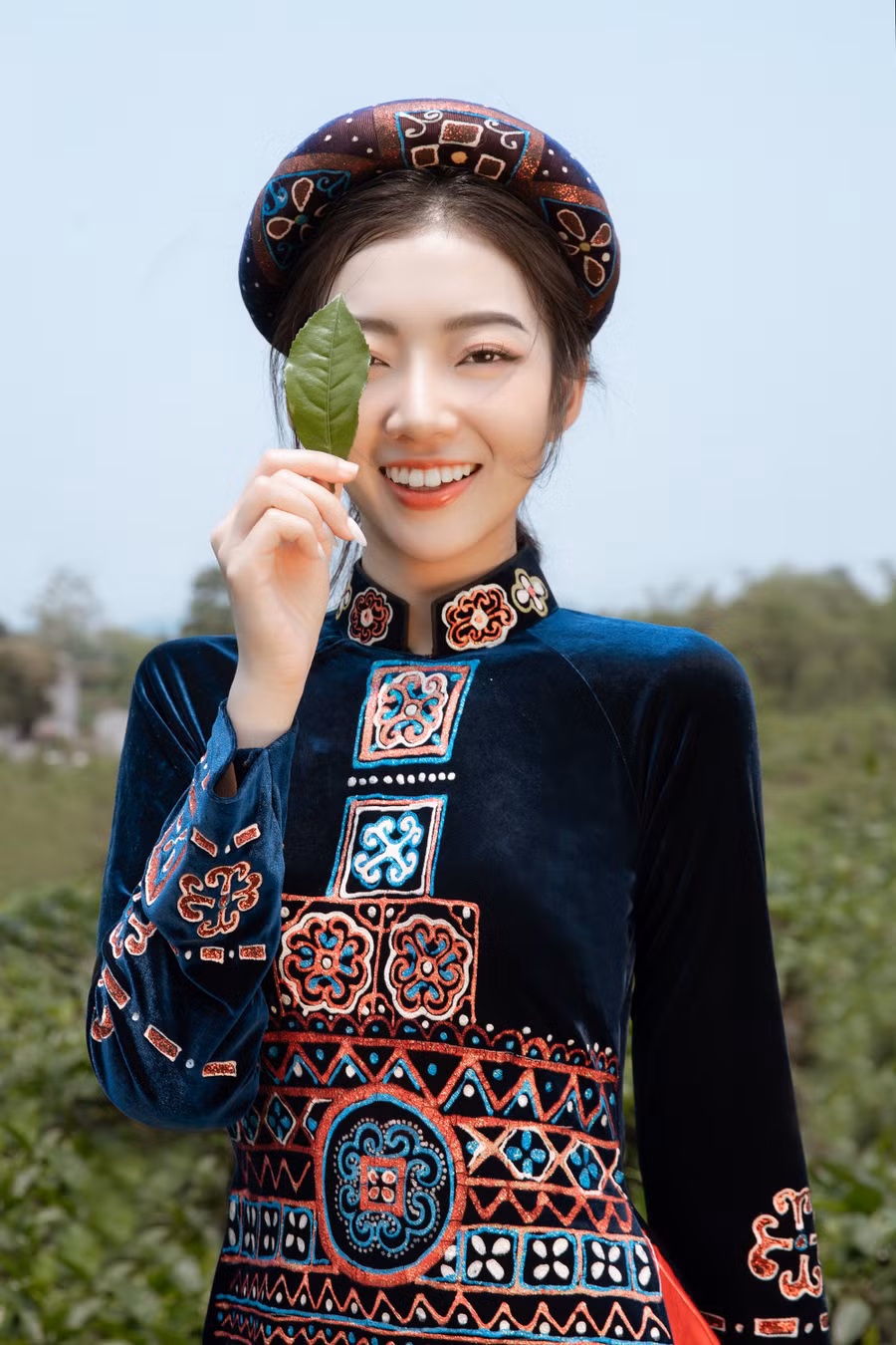  Thí sinh Nguyễn Thị Phương Nga (SBD 369) lọt Top 16 Người đẹp du lịch tại Miss World Vietnam 2022. Cô nàng xuất hiện trong tà áo dài truyền thống của Việt Nam được điểm xuyến bằng các hoa văn của dân tộc Tày. (Ảnh: BTC)