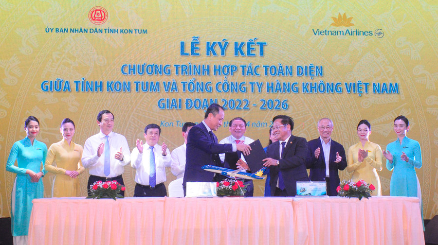 Ký kết hợp tác giữa Kon Tum và Vietnam Airlines. Ảnh: Hoành Sơn
