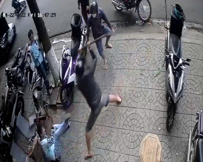 Hai cha con rủ nhau đi chém người. Ảnh cắt clip