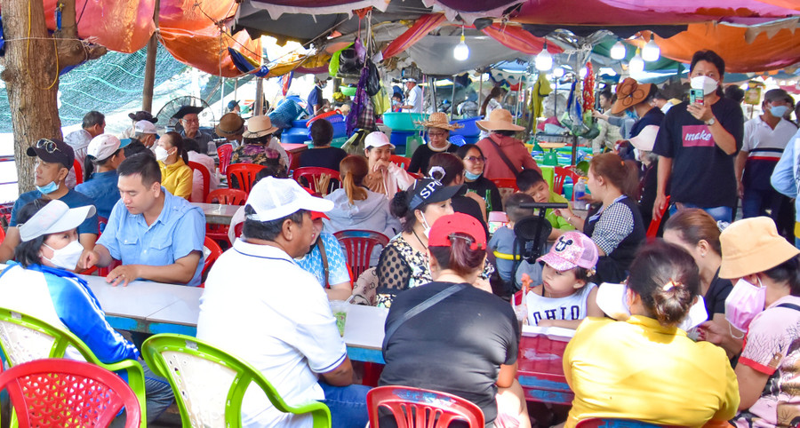 Khách du lịch thưởng thức hải sản tại tại khu du lịch Chùa Hang - Hòn Phụ Tử. Ảnh: Trung Hiếu