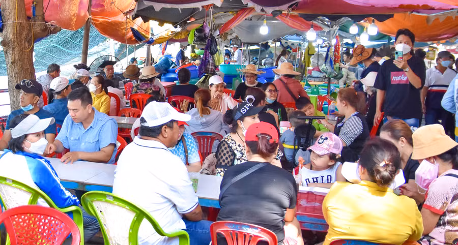 Khách du lịch thưởng thức hải sản tại tại khu du lịch Chùa Hang - Hòn Phụ Tử. Ảnh: Trung Hiếu