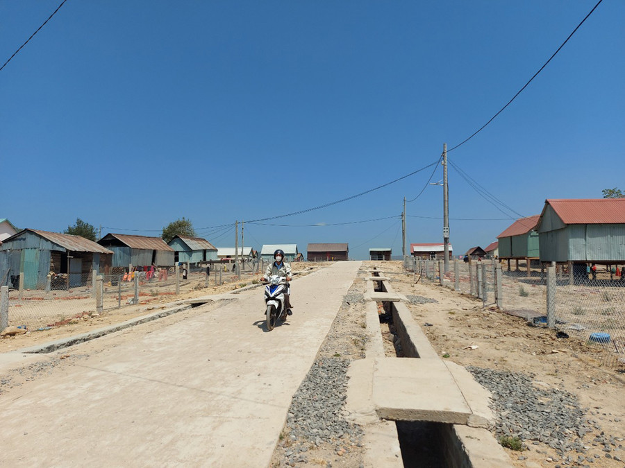 Dời về khu tái định cư mới, dân làng A Chong không còn nỗi lo bị lũ cuốn trôi. Ảnh: Nguyễn Tú