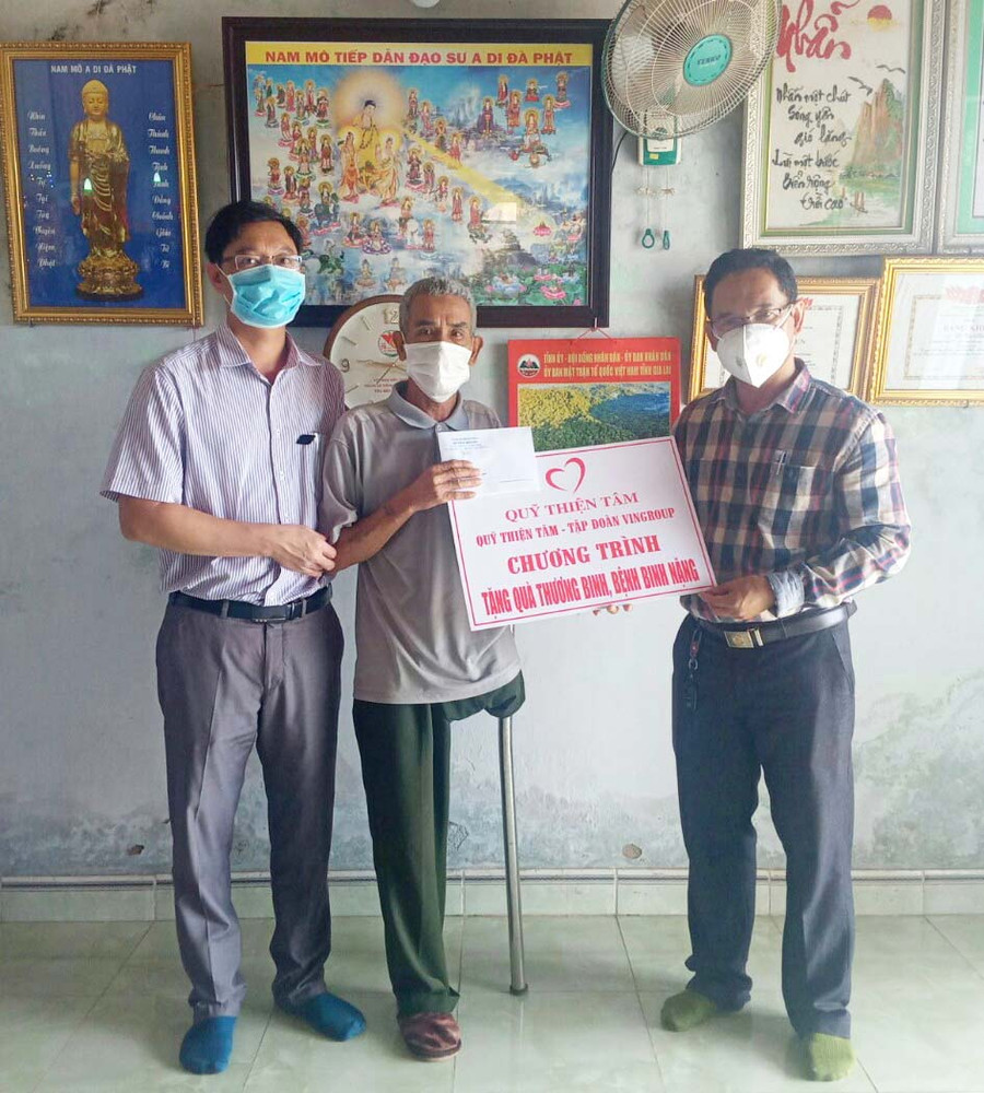 Chú thích ảnh: Lãnh đạo UBND huyện Kbang trao quà tặng của Quỹ Thiện Tâm thuộc Tập đoàn Vingroup cho ông Lê Văn Tiến, thương binh 1/4, cư trú ở Tổ dân phố 3, thị trấn Kbang.