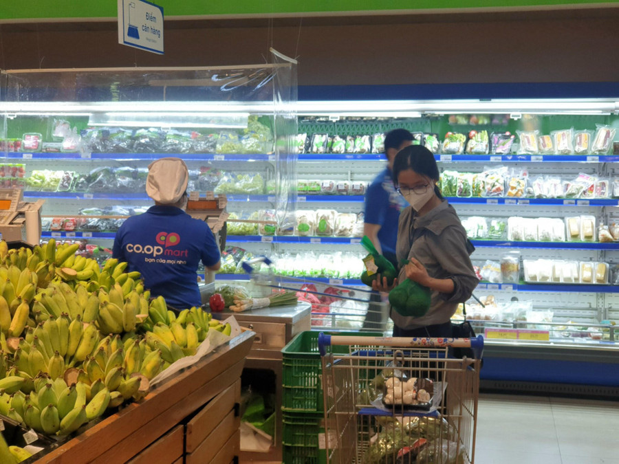 Saigon Co.op liên tục giảm giá nhiều hàng hóa thiết yếu. Saigon Co.op liên tục giảm giá nhiều hàng hóa thiết yếu