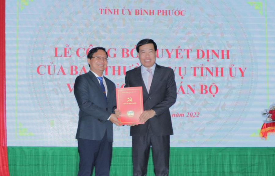 Ông Hà Anh Dũng nhận quyết định giữ chức Bí thư Thành ủy Đồng Xoài. Ảnh: H.G. Ông Hà Anh Dũng nhận quyết định giữ chức Bí thư Thành ủy Đồng Xoài. Ảnh: H.G.