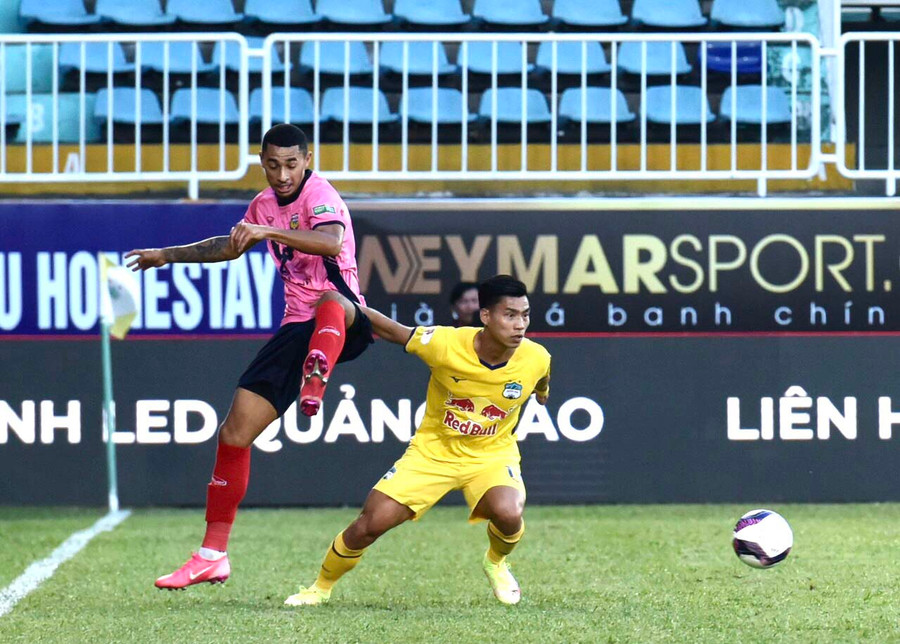 Văn Thanh (bên phải) cùng đồng đội tỏ ra mệt mỏi sau khi trở về từ đội tuyển quốc gia. Ảnh: Lê Văn Ngọc