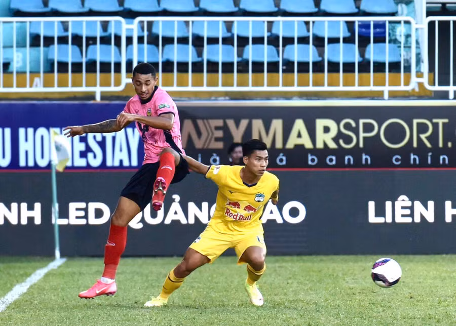 Văn Thanh (bên phải) cùng đồng đội tỏ ra mệt mỏi sau khi trở về từ đội tuyển quốc gia. Ảnh: Lê Văn Ngọc