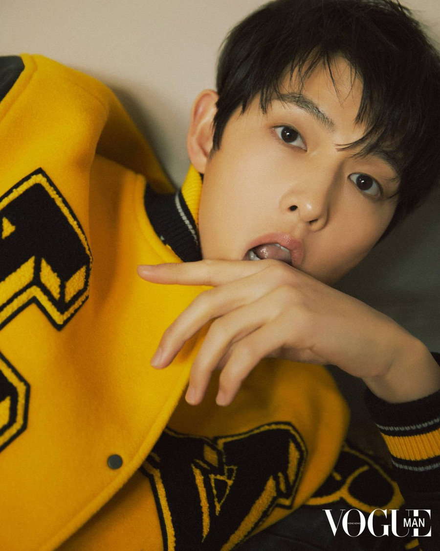 Con đường trở thành một diễn viên luôn đầy chông gai và Song Joong Ki thừa nhận rằng anh chưa nắm bắt hết được điều đó. “Tôi tin rằng tất cả các diễn viên sẽ luôn nghĩ về hai vấn đề lớn, đó là làm thế nào để cải thiện kỹ năng diễn xuất của họ và làm thế nào để biến mình trở thành một diễn viên giỏi hơn. Nói thẳng ra, tôi đã đóng phim rất nhiều năm và tôi không có câu trả lời rõ ràng. Tôi chỉ có thể tiếp tục tích lũy kinh nghiệm, học hỏi mỗi khi diễn xuất và trau dồi nó theo thời gian”, anh chia sẻ. Ảnh: VOGUE HONGKONG