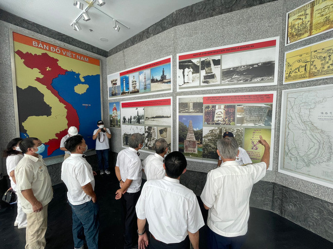 Các đồng đội, cựu chiến binh ghé thăm bảo tàng. nơi lưu giữ tư liệu về 64 anh hùng liệt sĩ hi sinh tại Gạc Ma năm 1988
