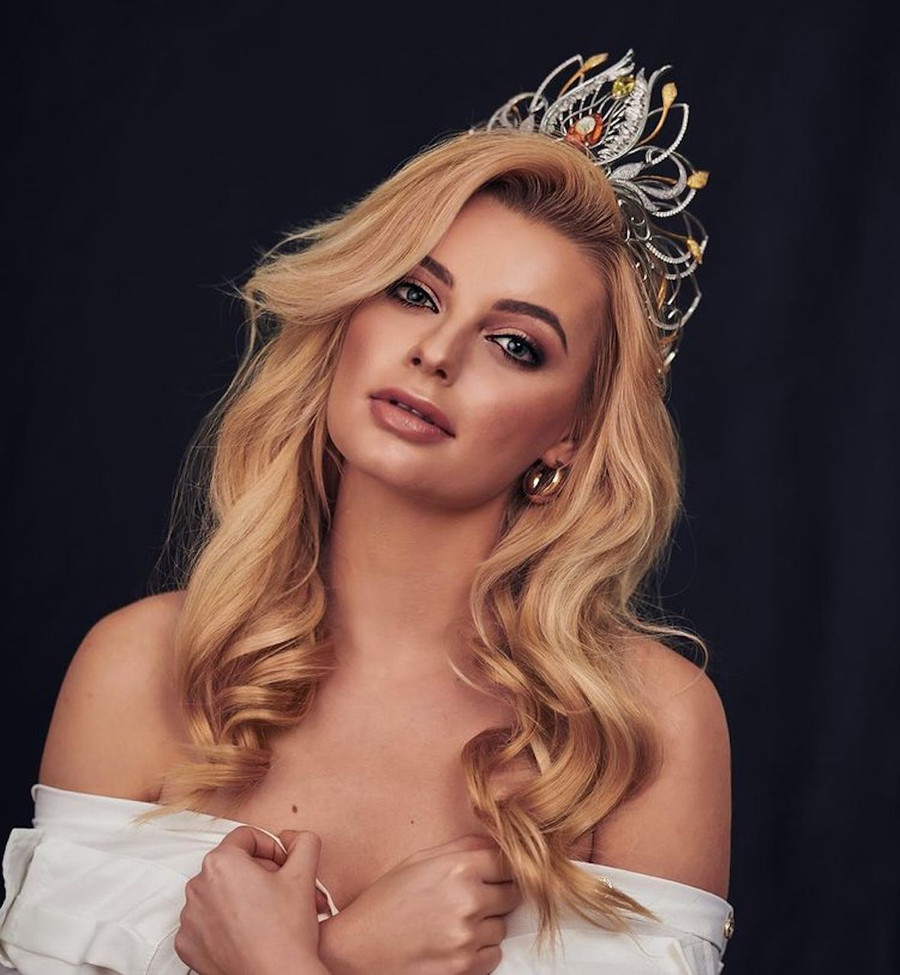 Karolina Bielawska từng có nhiều năm hoạt động với tư cách người mẫu rồi giành chiến thắng tại Hoa hậu Ba Lan 2019, đại diện nước này tham dự Hoa hậu Thế giới 2021 và chinh phục vương miện danh giá. Ảnh: Instagram NV