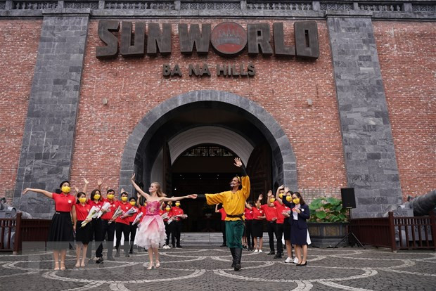 Biểu diễn nghệ thuật ngay tại cổng chào của Khu du lịch để chào đón du khách đến tham quan Sun World Ba Na Hills. Ảnh: TTXVN phát