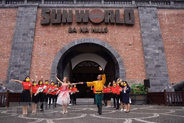 Biểu diễn nghệ thuật ngay tại cổng chào của Khu du lịch để chào đón du khách đến tham quan Sun World Ba Na Hills. Ảnh: TTXVN phát