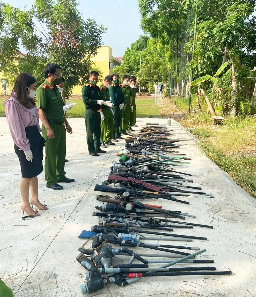 Số lượng vũ khí tự chế, công cụ hỗ trợ và pháo được Công an huyện Ia Pa tổ chức tiêu hủy. Ảnh: R'Ô HOK