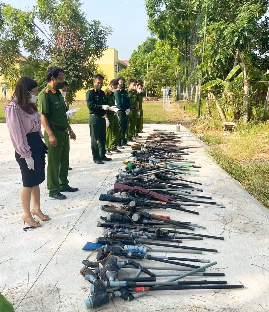 Số lượng vũ khí tự chế, công cụ hỗ trợ và pháo được Công an huyện Ia Pa tổ chức tiêu hủy. Ảnh: R'Ô HOK
