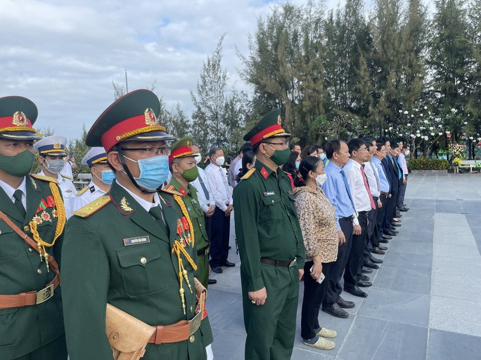 Đông đảo người thân, đồng đội, nhân dân cả nước đã về đây dâng hương và tri ân các anh hùng liệt sĩ đã hy sinh bảo vệ chủ quyền biển đảo thiêng liêng