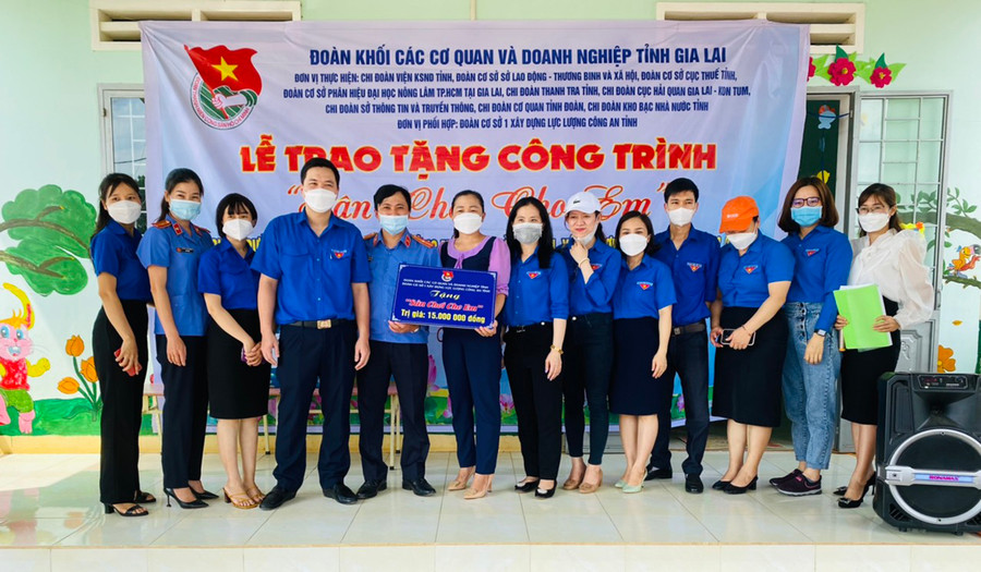 Các tổ chức Đoàn trực thuộc Đoàn khối các Cơ quan và Doanh nghiệp tỉnh bàn giao công trình "Sân chơi cho em" cho đại diện Trường Mầm non Bình Minh-điểm trường làng Phung (xã Ia Piơr). Ảnh: Phan Lài Các tổ chức Đoàn trực thuộc Đoàn khối các cơ quan và Doanh nghiệp tỉnh bàn giao công trình Sân chơi cho em cho đại diện Trường Mầm non Bình Minh điểm trường làng Phung. Ảnh: Phan Lài